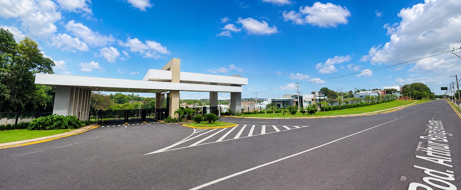 Portaria de entrada do condomínio Portinari II em Álvares Machado